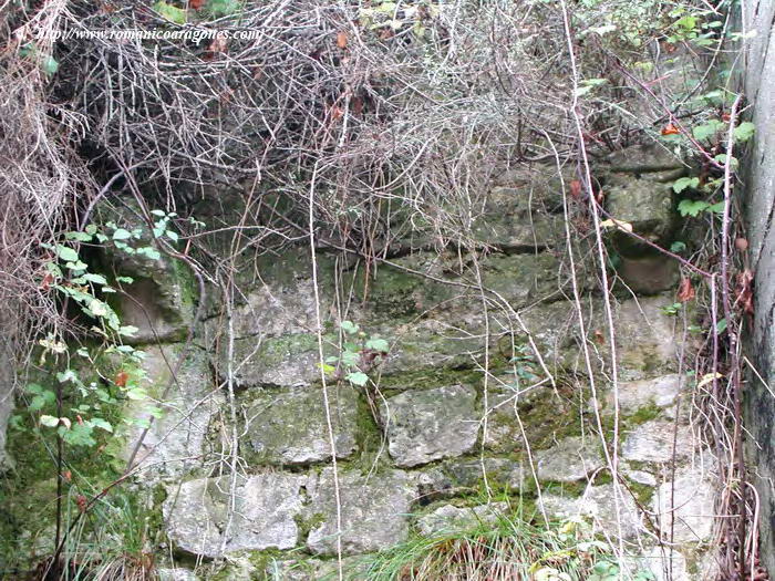 UBICACIÓN DE LOS CANECILLOS AL FONDO DEL PASO DE LA SALIDA DEL AGUA